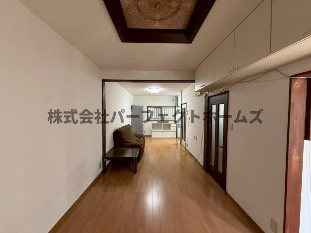 禁野本町1丁目戸建　賃貸の居間・リビング|ゆったりとした居間です