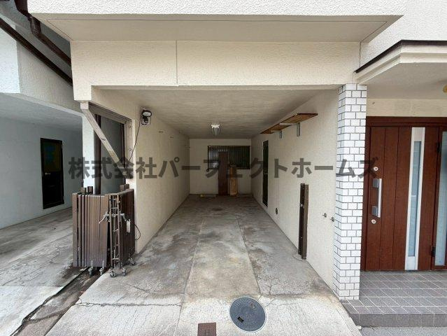 禁野本町1丁目戸建　賃貸の駐車場|駐車場があります