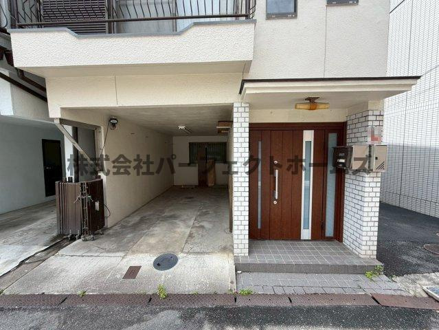 禁野本町1丁目戸建　賃貸のエントランス|ゆとりのあるエントランスです