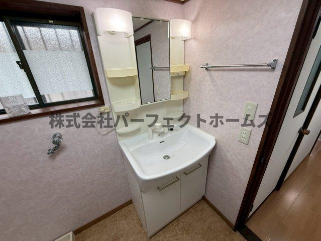 禁野本町1丁目戸建　賃貸の独立洗面台|独立洗面台あり、毎朝おしゃれに忙しい女性の方におすすめです