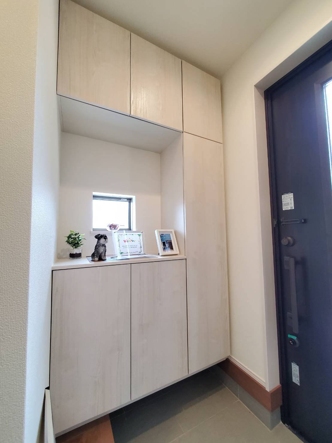 三郷市　戸ケ崎　新築戸建　全2棟の玄関|収納もある玄関です