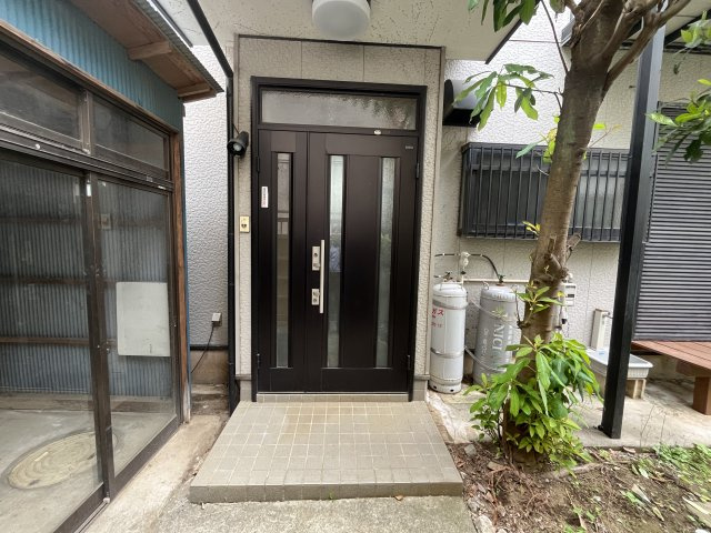 さいたま市岩槻区貸家の玄関|玄関外側です