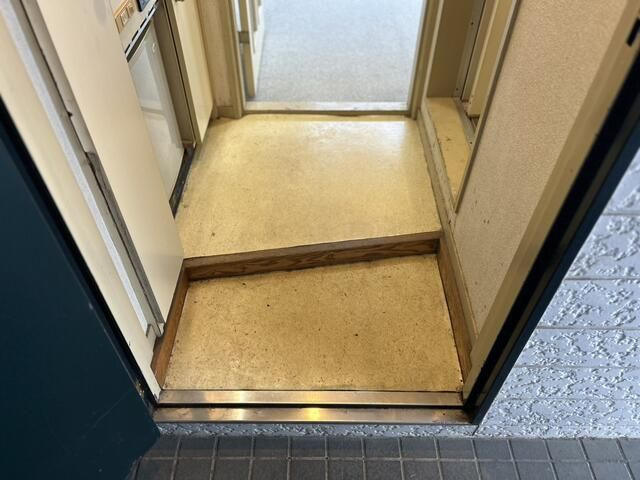 レオパレスダイヤの玄関