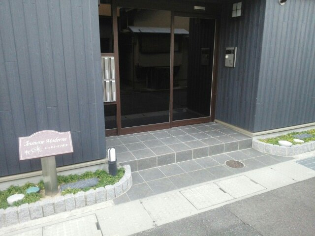 ジュネス　モデルヌのエントランス