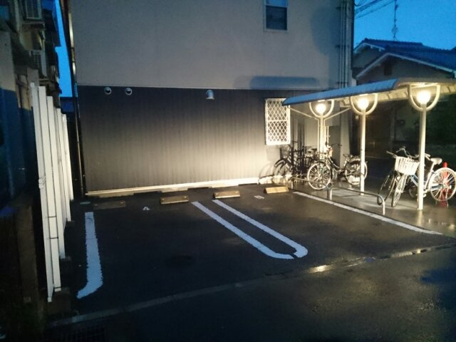 ジュネス　モデルヌの駐車場