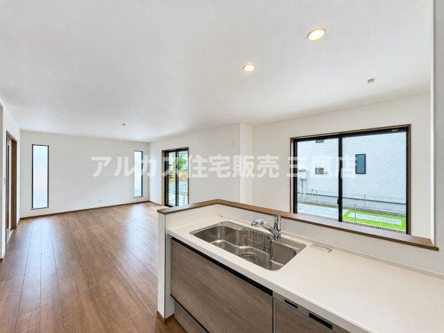 西武新宿線 花小金井駅 15分 新築戸建 小平市鈴木町1丁目のキッチン|キッチンからリビング全体が見渡せる開放的な間取り。ご家族の様子を見守りながら安心して家事ができます。