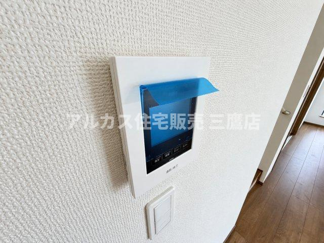 西武新宿線 花小金井駅 15分 新築戸建 小平市鈴木町1丁目のセキュリティ|訪問者の顔を室内からしっかり確認できるTVモニター付きインターホン。防犯面でも安心の設備です。