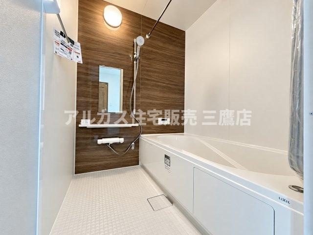 西武新宿線 花小金井駅 15分 新築戸建 小平市鈴木町1丁目の浴室|木目調パネルが落ち着いた空間を演出する清潔感のある浴室。ゆったりとした浴槽で一日の疲れを癒せます。