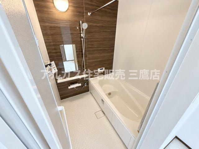 西武新宿線 花小金井駅 15分 新築戸建 小平市鈴木町1丁目の浴室|一坪タイプのゆとりあるバスルーム。お子様とのバスタイムも快適に楽しめます。