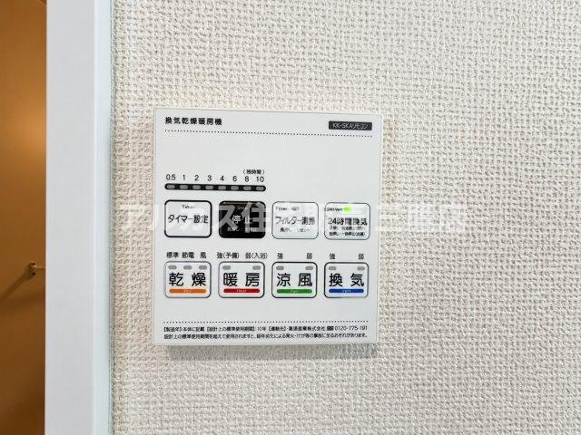 西武新宿線 花小金井駅 15分 新築戸建 小平市鈴木町1丁目の冷暖房・空調設備|雨の日の部屋干しや冬場の暖房、カビ防止にも役立つ浴室換気乾燥暖房機を完備。