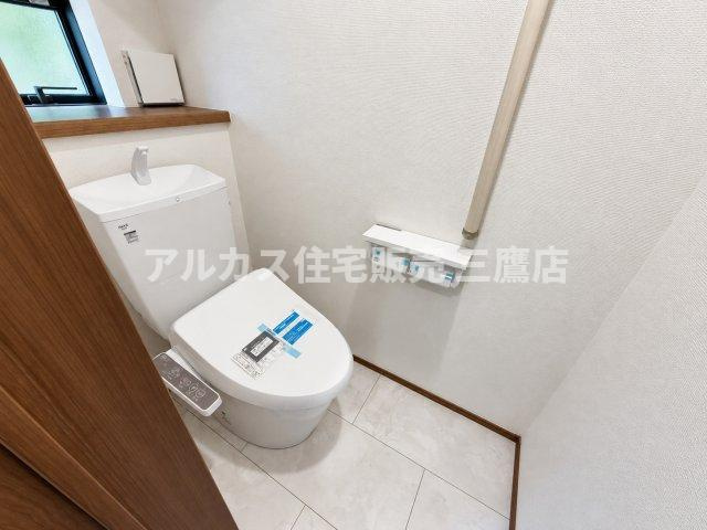 西武新宿線 花小金井駅 15分 新築戸建 小平市鈴木町1丁目のトイレ|衛生的な温水洗浄便座を採用した清潔感のあるトイレ。小窓から自然光が差し込み明るい空間です。