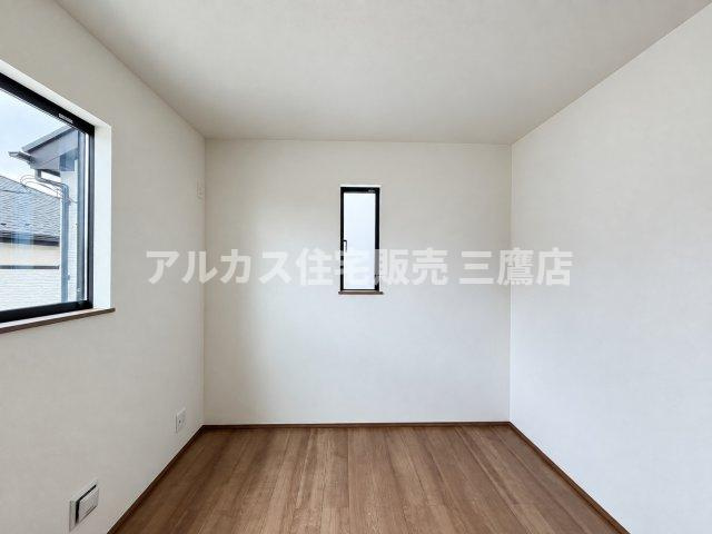 西武新宿線 花小金井駅 15分 新築戸建 小平市鈴木町1丁目の洋室|窓が配置された明るい洋室。フローリングと白いクロスで清潔感のある空間です。