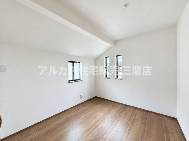 西武新宿線 花小金井駅 15分 新築戸建 小平市鈴木町1丁目の洋室|下がり天井（勾配天井風）が特徴的な洋室。複数の小窓から光が入る造りになっています。