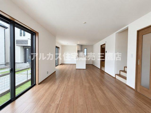 西武新宿線 花小金井駅 15分 新築戸建 小平市鈴木町1丁目の居間・リビング|窓からの採光が心地よい広々としたLDK。自然と家族が集まる温かみのある住空間です。