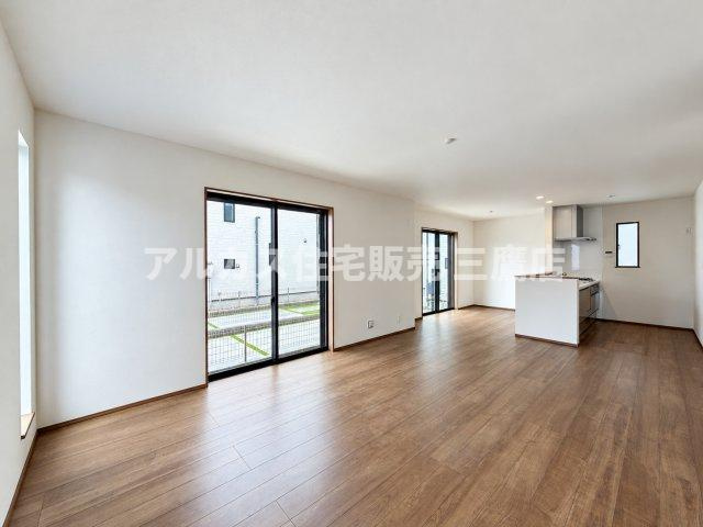 西武新宿線 花小金井駅 15分 新築戸建 小平市鈴木町1丁目の居間・リビング|家族との会話が弾む対面式キッチンを備えたLDK。明るく開放的な雰囲気が広がります。