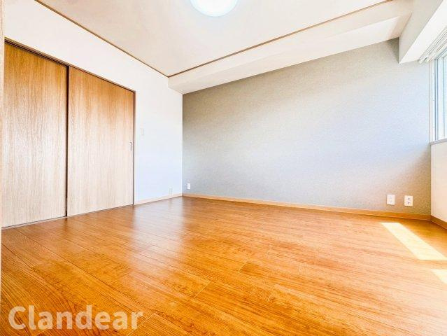 グリーンパーク第9綾瀬の洋室|ドキドキの新生活も、安心してスタート。ぴったりの住まいを見つけませんか？クランディアが一緒に住まい選びをサポートします‼　まずは、お気軽にお問合せください　＃クランディア