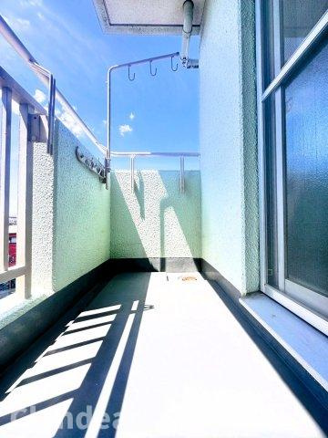 グリーンパーク第9綾瀬のバルコニー|ドキドキの新生活も、安心してスタート。ぴったりの住まいを見つけませんか？クランディアが一緒に住まい選びをサポートします‼　まずは、お気軽にお問合せください　＃クランディア
