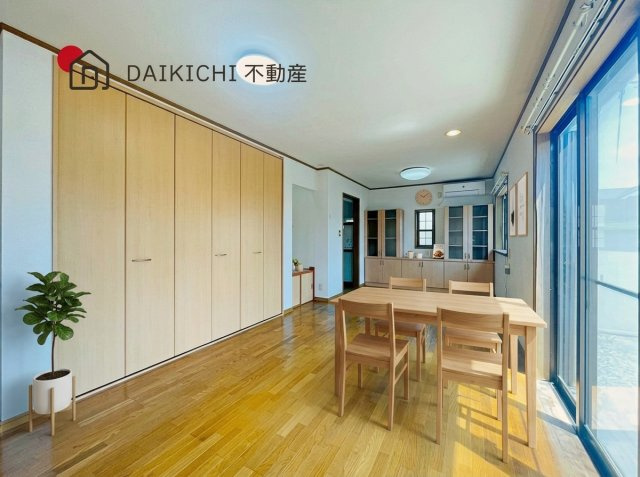 【居間・リビング】 | 比企郡川島町大字下伊草　中古戸建　 | ※家具等をCGで加工しています。※家具付き販売ではございません。