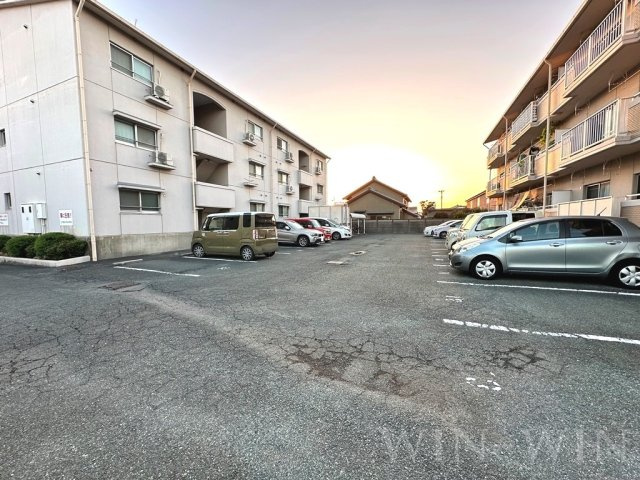 レ・セゾン菰口 Aの駐車場