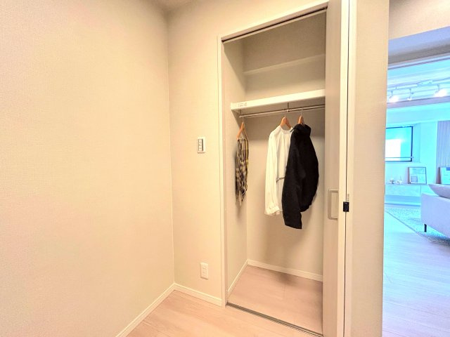 本所吾妻橋アムフラットの収納|～Closet～
各部屋に収納が付いており洋室５帖には2つのクローゼットがございます。冬物や夏物、スーツケースなども分けて収納もできますのでお部屋を広く開放的にお使いいただけます。
