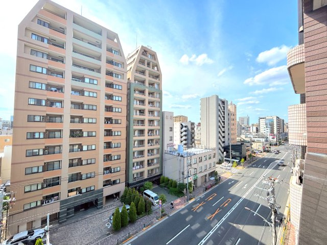 本所吾妻橋アムフラットの展望|～Balcony～
気持ちの良い風を感じながら、眺望を楽しめるプライベートバルコニー。心が癒され、明日への活力が湧いてきます。