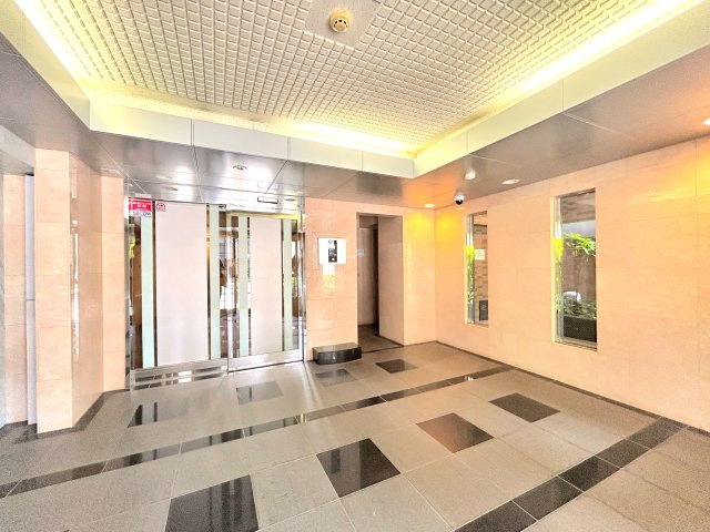 本所吾妻橋アムフラットのその他共用部分|上質感漂う玄関と廊下。居住者の帰り、訪れる方を優しく迎える・安らぎに満ちた生活空間を予感させる。健やかな暮らしを楽しめそう