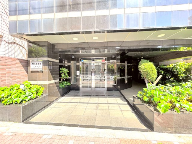 本所吾妻橋アムフラットのエントランス|～Entrance～
気持ちの良いぐらい清掃され、植え込みもしっかりと整備されているエントランス。