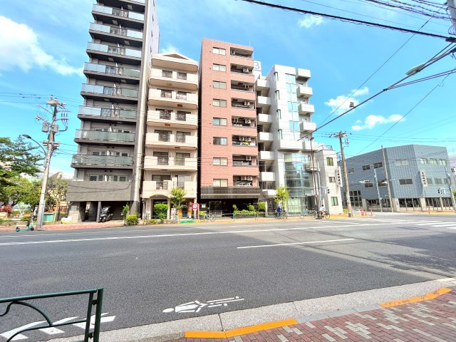 本所吾妻橋アムフラットの外観|オートロックは現代社会の必需品ですね。
来訪者をエントランスの時点で確認できますので、迷惑な勧誘、セールスなどひるむことなくお断りできます。