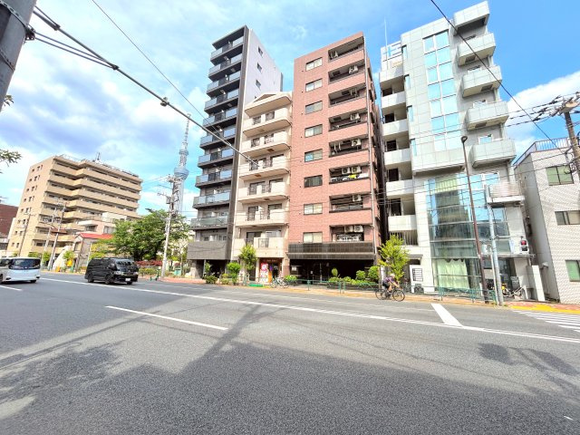 本所吾妻橋アムフラットの外観|時代の移ろいを重ね、大切に住み継がれてきたマンション。安らぎに満ちた生活空間を予感させてくれます。