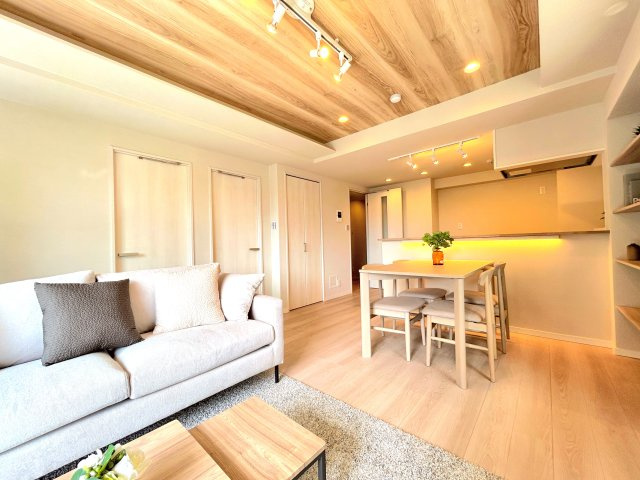 本所吾妻橋アムフラットの居間・リビング|～Ｌiving room～
優しくリビングに注ぐ日差しはまるで「陽だまり」の様な暖かさ。高い断熱性はエアコンを使いすぎず快適な居住空間を創造しています。