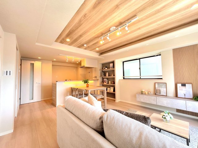 本所吾妻橋アムフラットの居間・リビング|～Dining Kitchen～動線が上手く考えられており、きっちりとキッチン、ダイニング、リビングと分けられるお部屋のつくりとなっております。