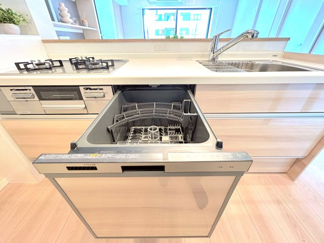 本所吾妻橋アムフラットのキッチン|「ビルトインタイプ食器洗乾燥機」通常の手洗いでは使用出来ないほど高温のお湯や高圧水流を使うことにより汚れを効果的に落とすことができる。殺菌効果が非常に高く哺乳瓶などを使う家庭で需要が高く大変便利。