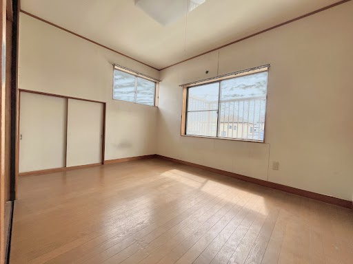 売中古戸建　中央区初生町の洋室|収納スペースを備えた洋室で、衣類や荷物もすっきり整理可能。