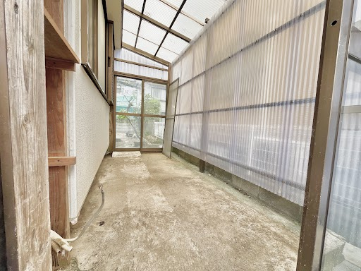 売中古戸建　中央区初生町の設備|雨の日でも安心して使える屋根付きスペース。
洗濯物干しやちょっとした作業場としても活躍します。