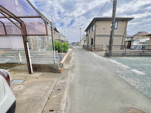 売中古戸建　中央区初生町の前面道路含む現地写真|静かで落ち着いた住環境。