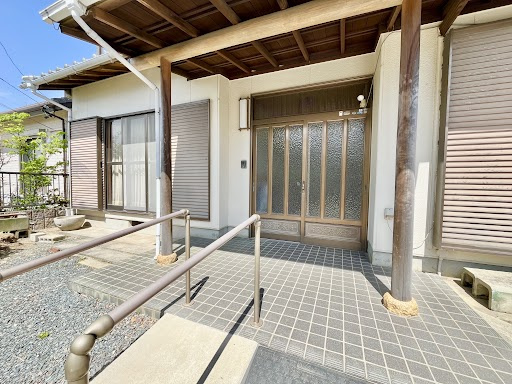 売中古戸建　中央区初生町の玄関|玄関に手すり付きで、日々の出入りも安心。