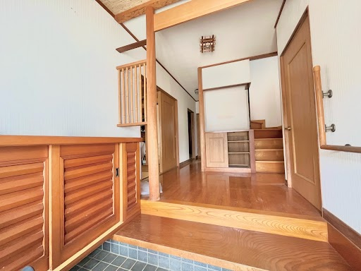 売中古戸建　中央区初生町の玄関|シューズボックス付きで、玄関まわりもすっきりとした空間を保てます。