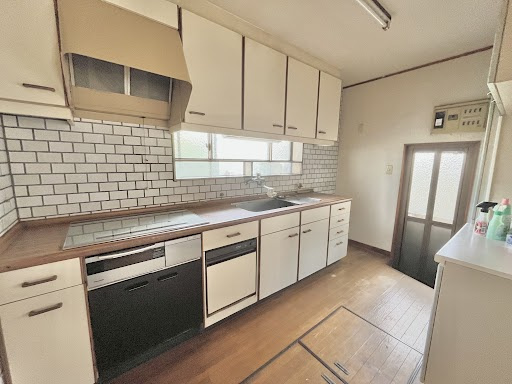 売中古戸建　中央区初生町のキッチン|収納力と機能性に優れたシステムキッチン。
