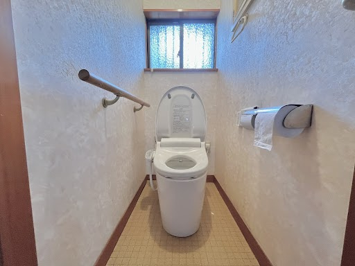 売中古戸建　中央区初生町のトイレ|窓付きでしっかり換気ができるトイレ。手すりも備わり、使い勝手にも配慮されています。