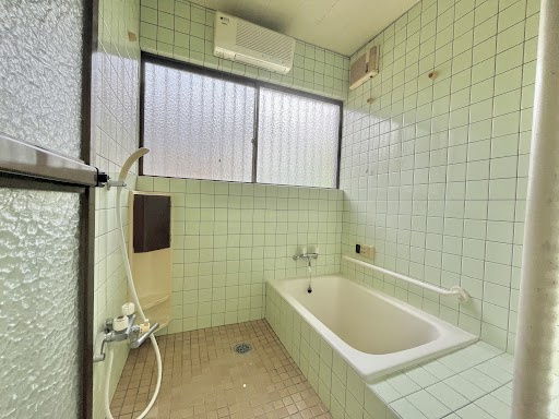 売中古戸建　中央区初生町の浴室|浴室に窓があり、湿気がこもりにくく快適なバスタイムを。
