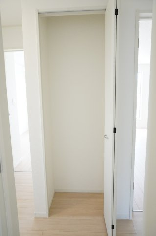 越谷市大字大林 新築分譲住宅 全2棟 2号棟の収納|廊下