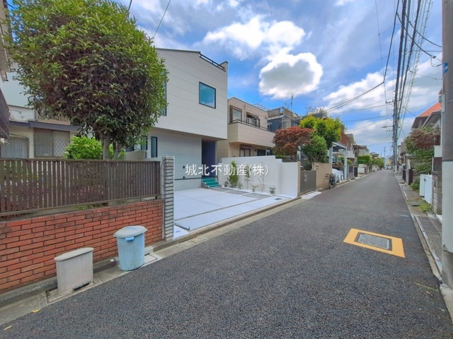 杉並区久我山5丁目 限定1棟の前面道路含む現地写真|久我山駅徒歩5分の快適な立地です
徒歩10分圏内にスーパー・ドラッグストアがあり買い物便利です
