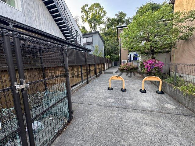三鷹市井の頭５丁目のアパートのエントランス