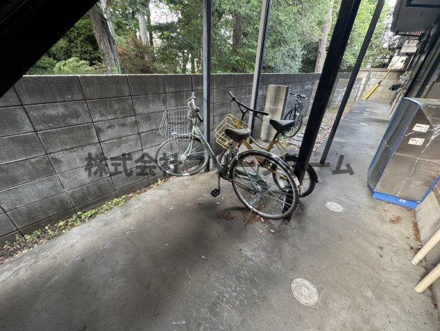 三鷹市井の頭５丁目のアパートの駐車場