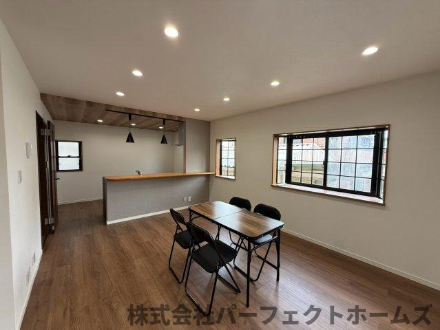 香里ヶ丘4丁目戸建の居間・リビング|居間です