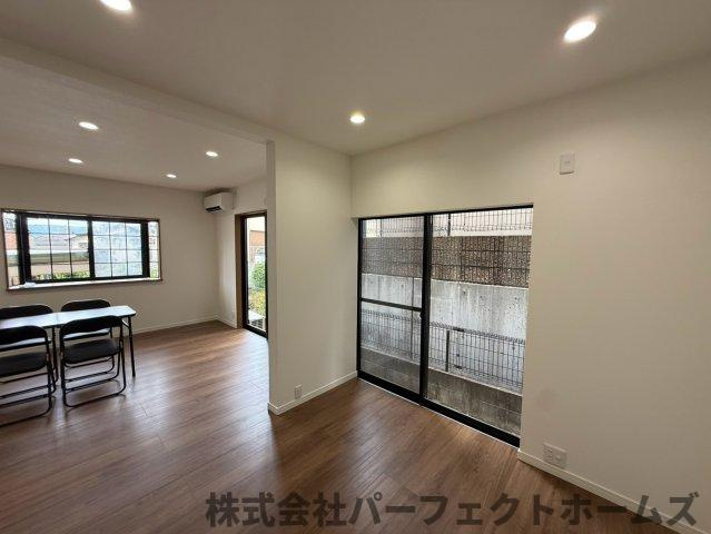 香里ヶ丘4丁目戸建の居間・リビング|使いやすい居間です