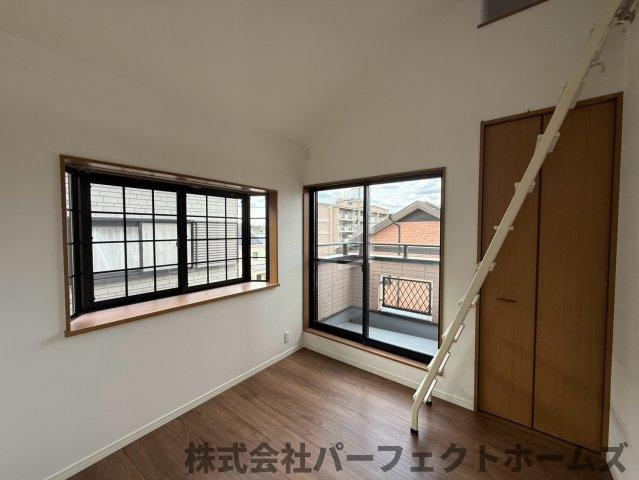 香里ヶ丘4丁目戸建の洋室|落ち着いた色調の洋室です