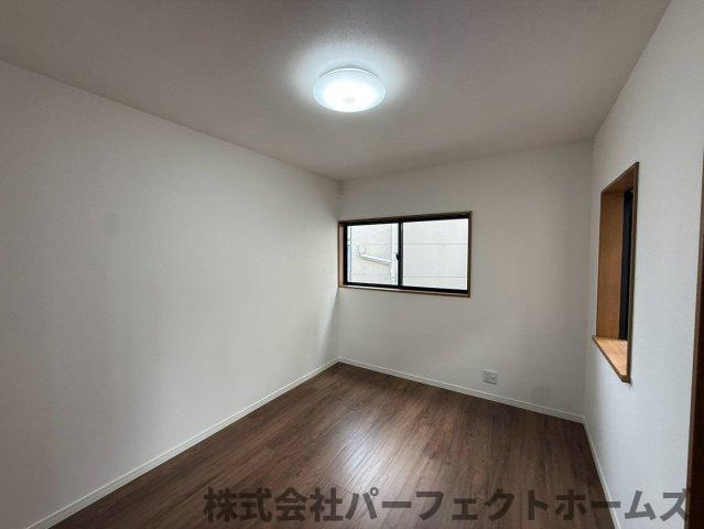 香里ヶ丘4丁目戸建の洋室|落ち着いた色調の洋室です