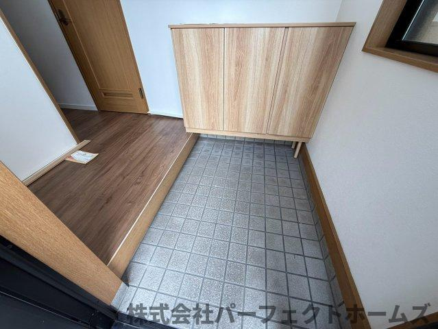 香里ヶ丘4丁目戸建の玄関|収納もある玄関です
