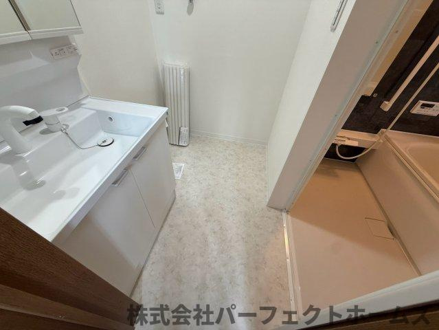 香里ヶ丘4丁目戸建の洗面所|明るい洗面所です